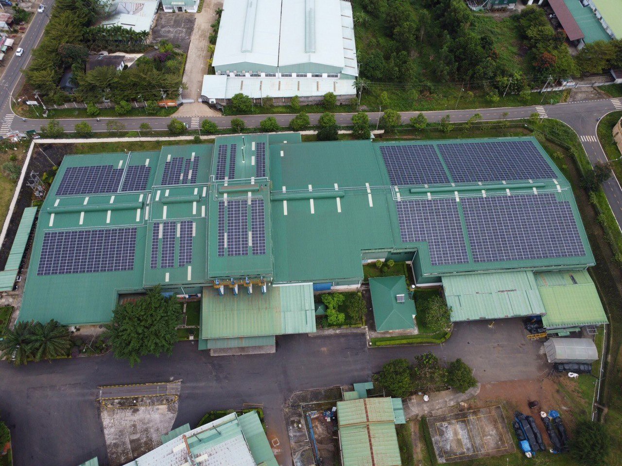 Công ty Sợi Đà Lạt lắp đặt hệ thống điện mặt trời mái nhà, mỗi năm cung cấp khoảng trên 2 triệu kWh, giúp giảm nhiều chi phí cho doanh nghiệp.